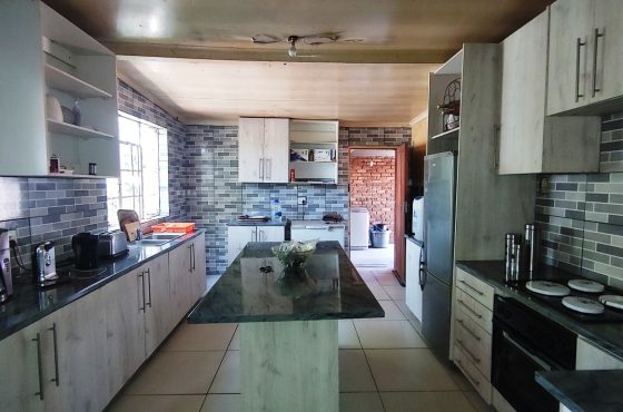 3 Bedroom House For Sale in Beaconsfield