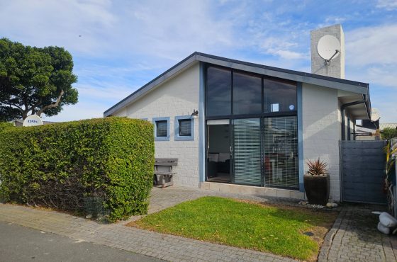 2 Bedroom House For Sale in Pearly Beach