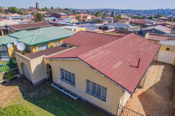 4 Bedroom House For Sale in Sophiatown